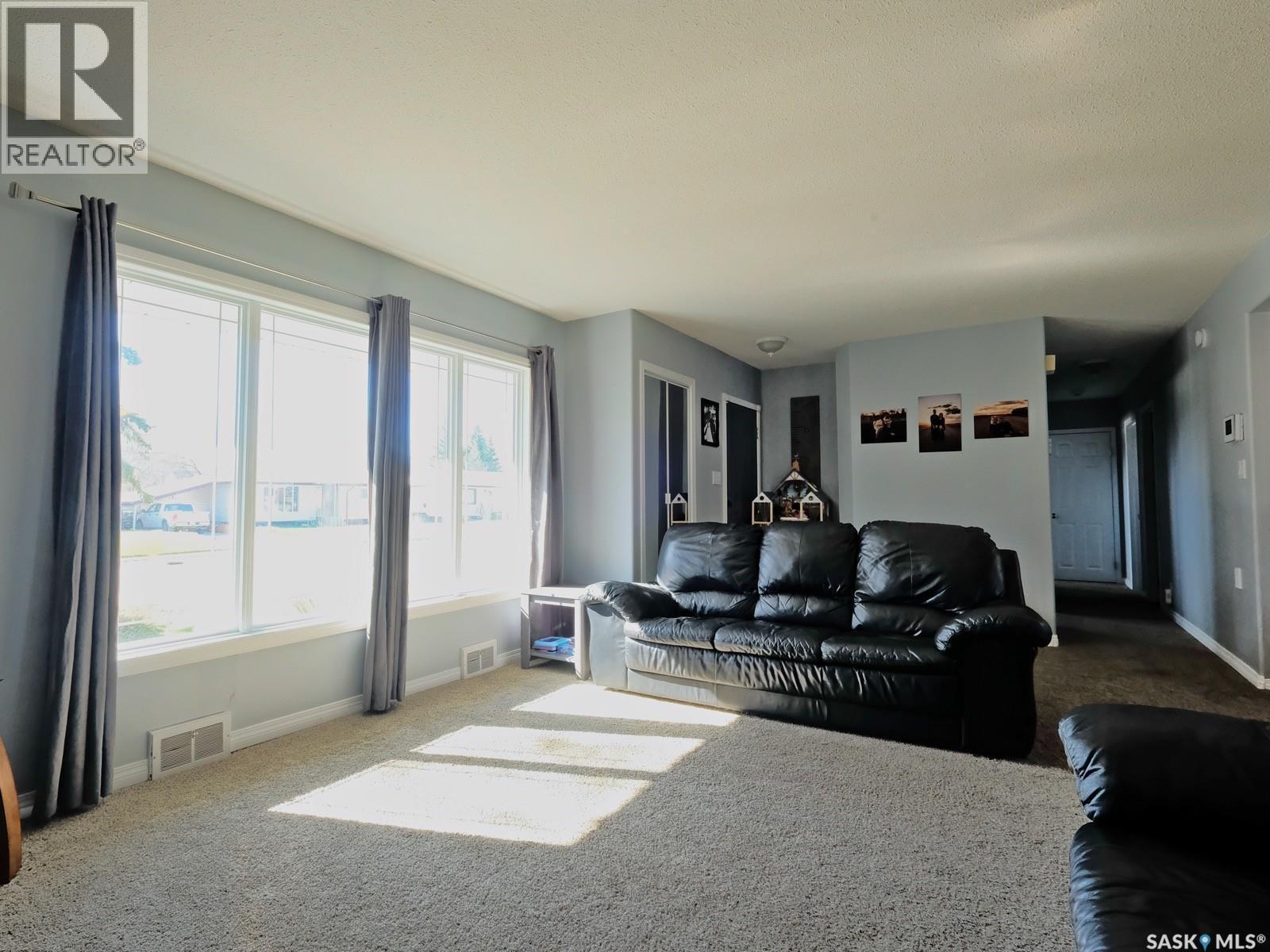 1002 King Street, Rosetown, SK - Indoor Photo Showing Living Room