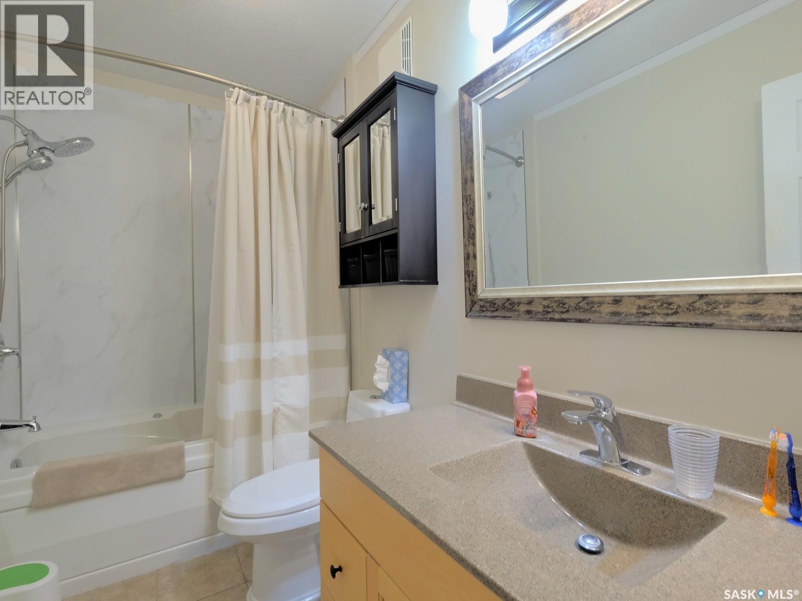 1002 King Street, Rosetown, SK - Indoor Photo Showing Bathroom