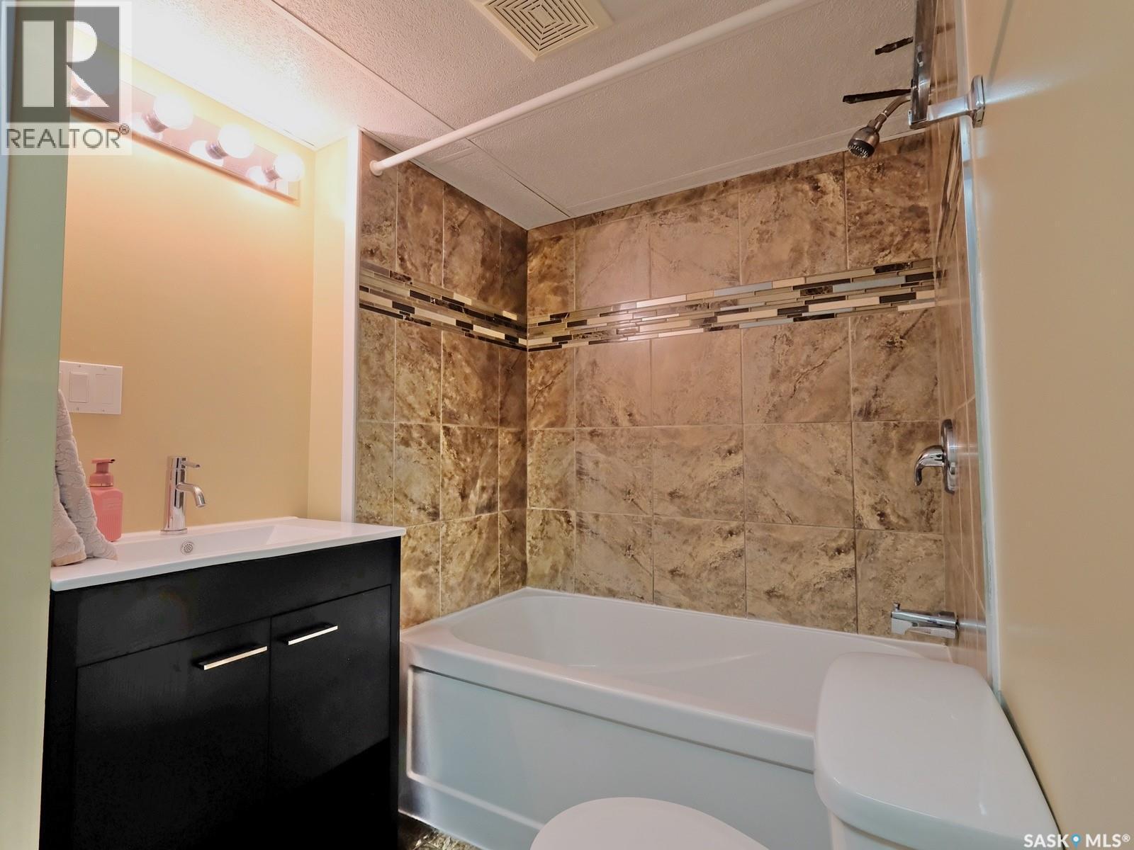 1002 King Street, Rosetown, SK - Indoor Photo Showing Bathroom