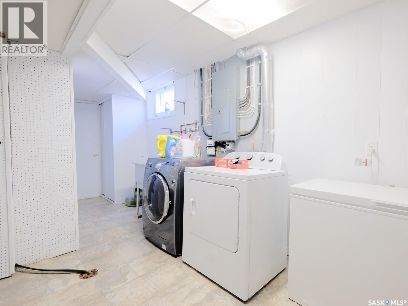 1002 King Street, Rosetown, SK - Indoor Photo Showing Laundry Room