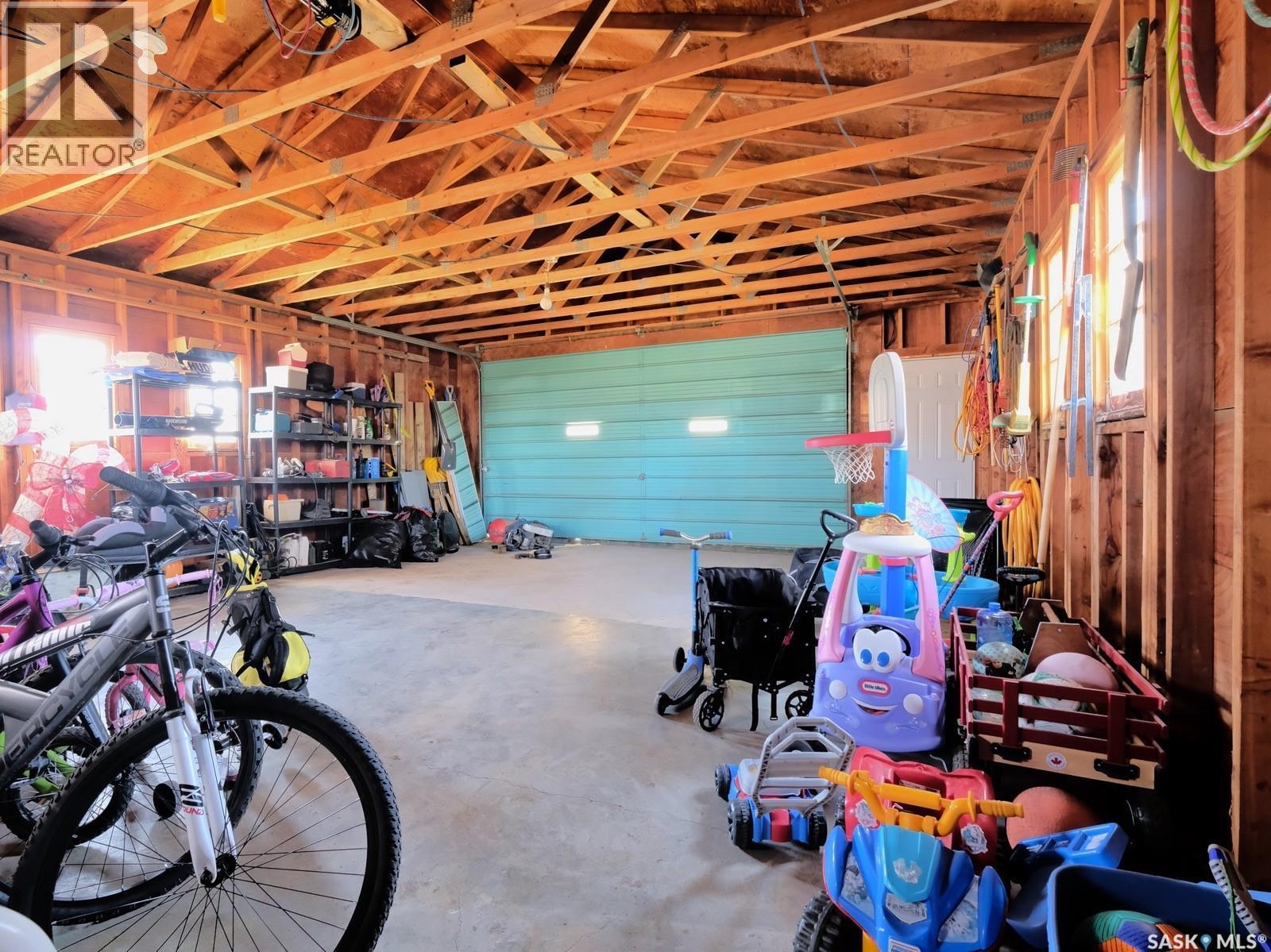 1002 King Street, Rosetown, SK - Indoor Photo Showing Garage