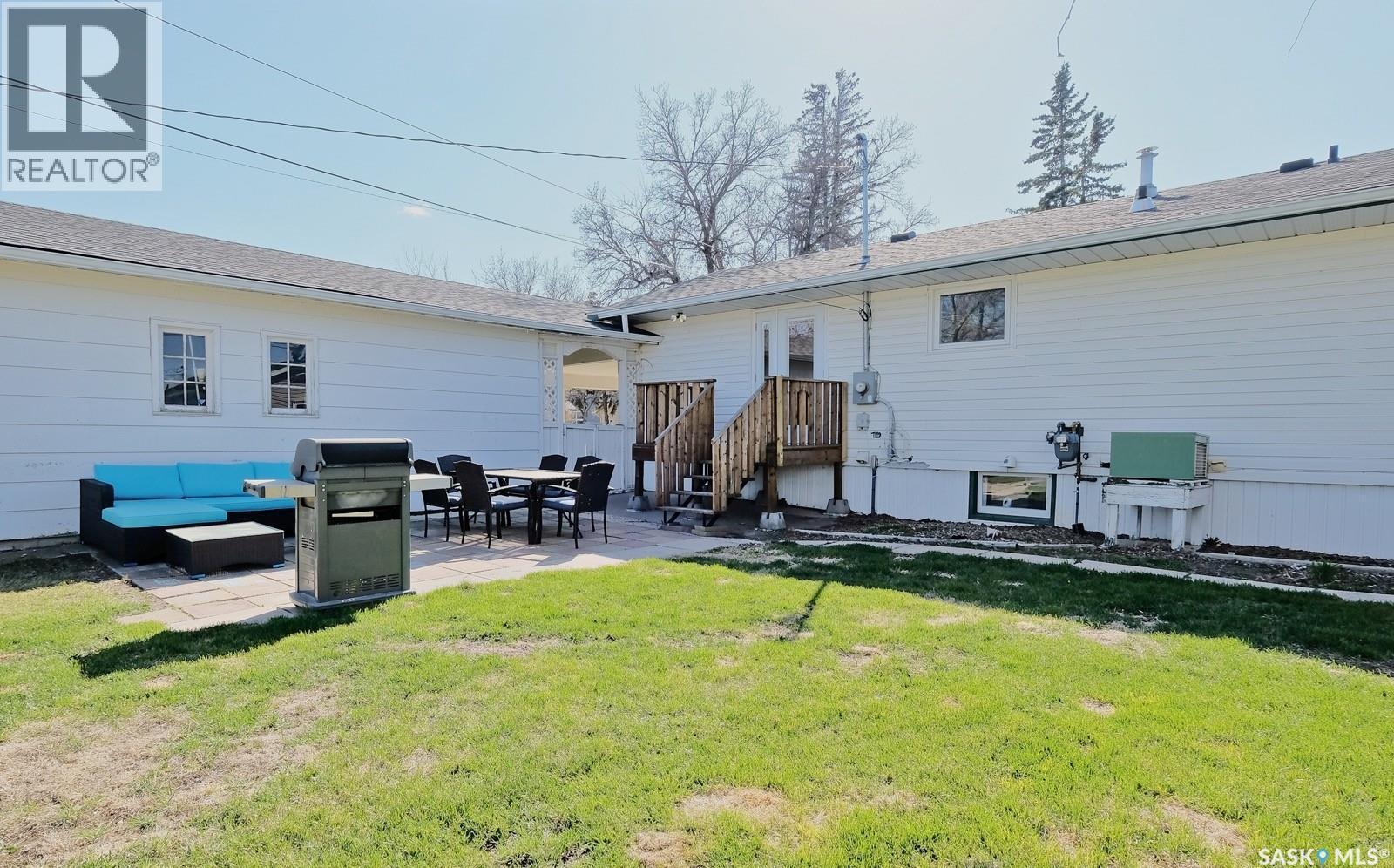 1002 King Street, Rosetown, SK - Outdoor With Deck Patio Veranda