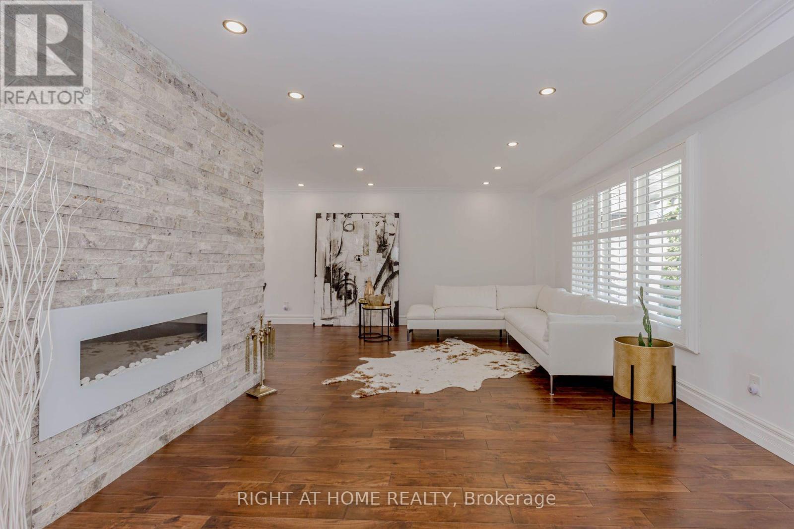 1073 Mesa Crescent, Mississauga, ON - Indoor Photo Showing Living Room With Fireplace