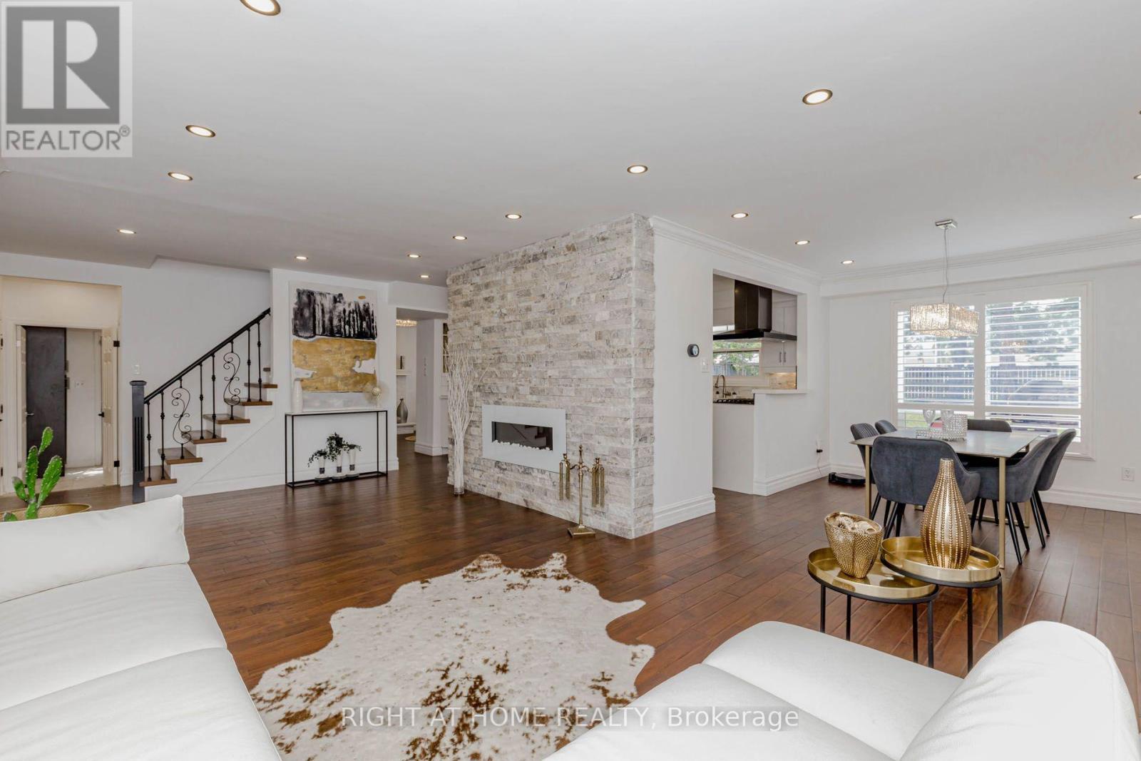 1073 Mesa Crescent, Mississauga, ON - Indoor Photo Showing Living Room With Fireplace