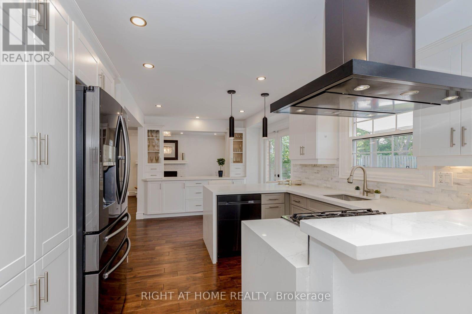 1073 Mesa Crescent, Mississauga, ON - Indoor Photo Showing Kitchen With Upgraded Kitchen