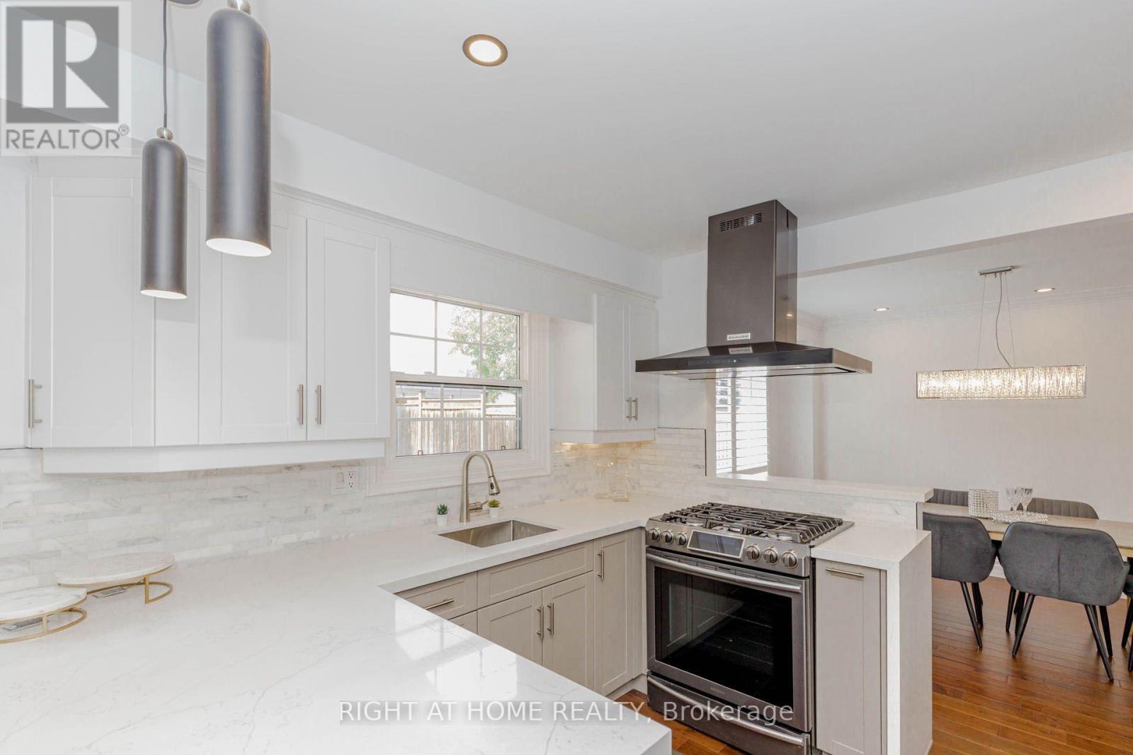 1073 Mesa Crescent, Mississauga, ON - Indoor Photo Showing Kitchen