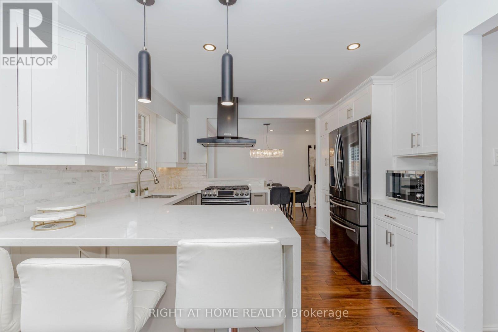 1073 Mesa Crescent, Mississauga, ON - Indoor Photo Showing Kitchen With Upgraded Kitchen