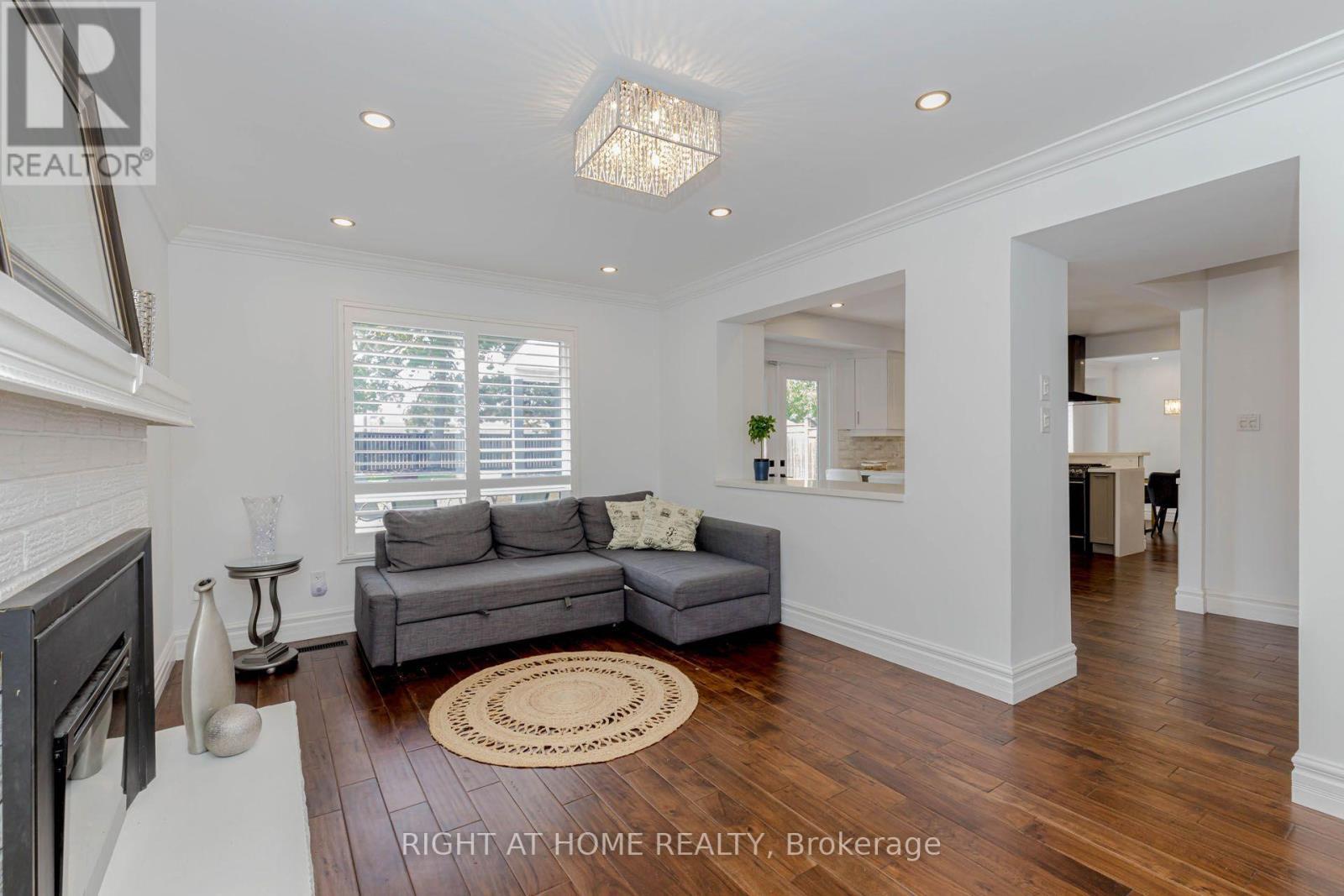 1073 Mesa Crescent, Mississauga, ON - Indoor Photo Showing Living Room With Fireplace