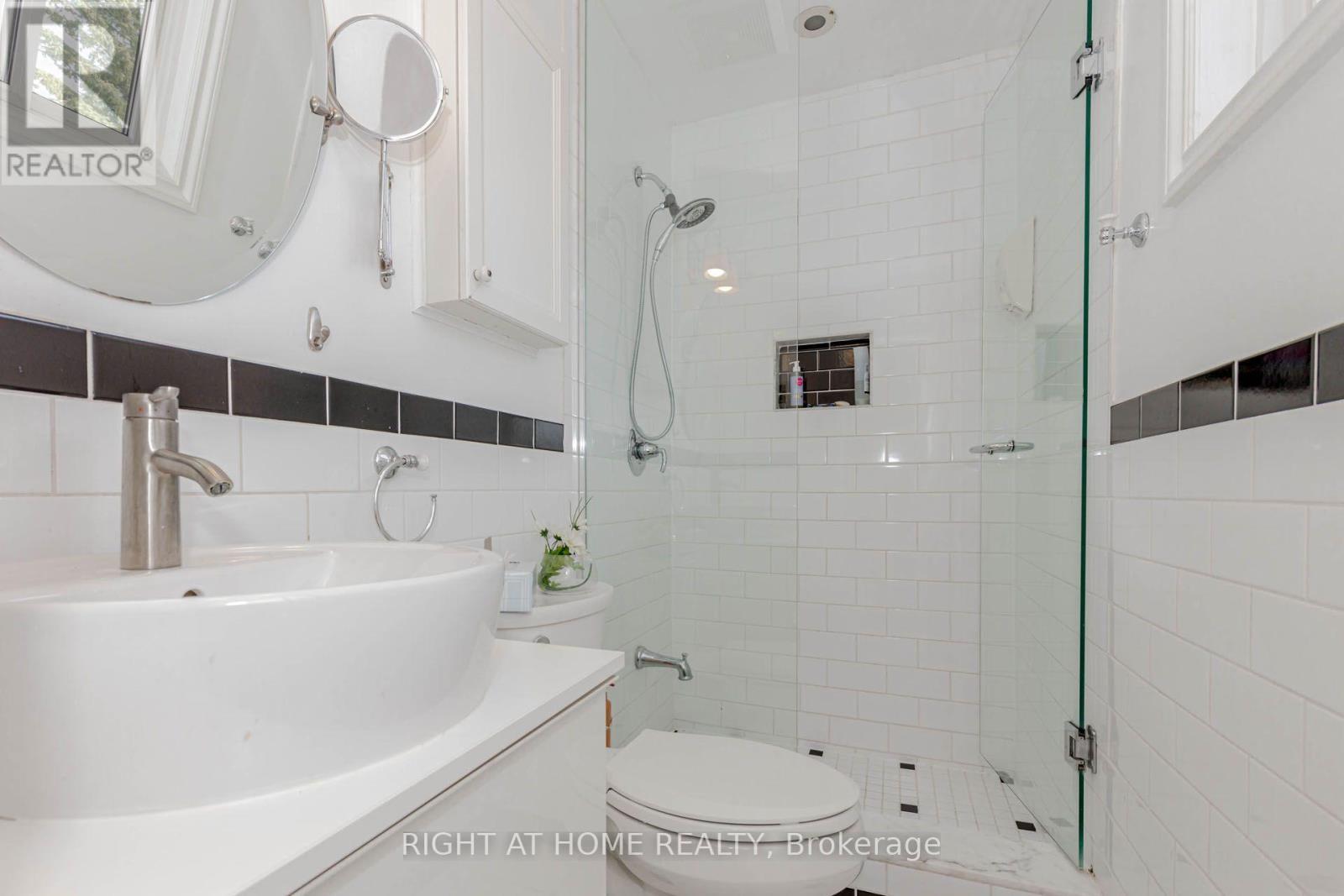 1073 Mesa Crescent, Mississauga, ON - Indoor Photo Showing Bathroom