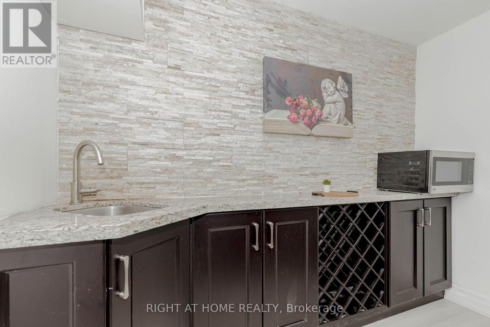 1073 Mesa Crescent, Mississauga, ON - Indoor Photo Showing Kitchen