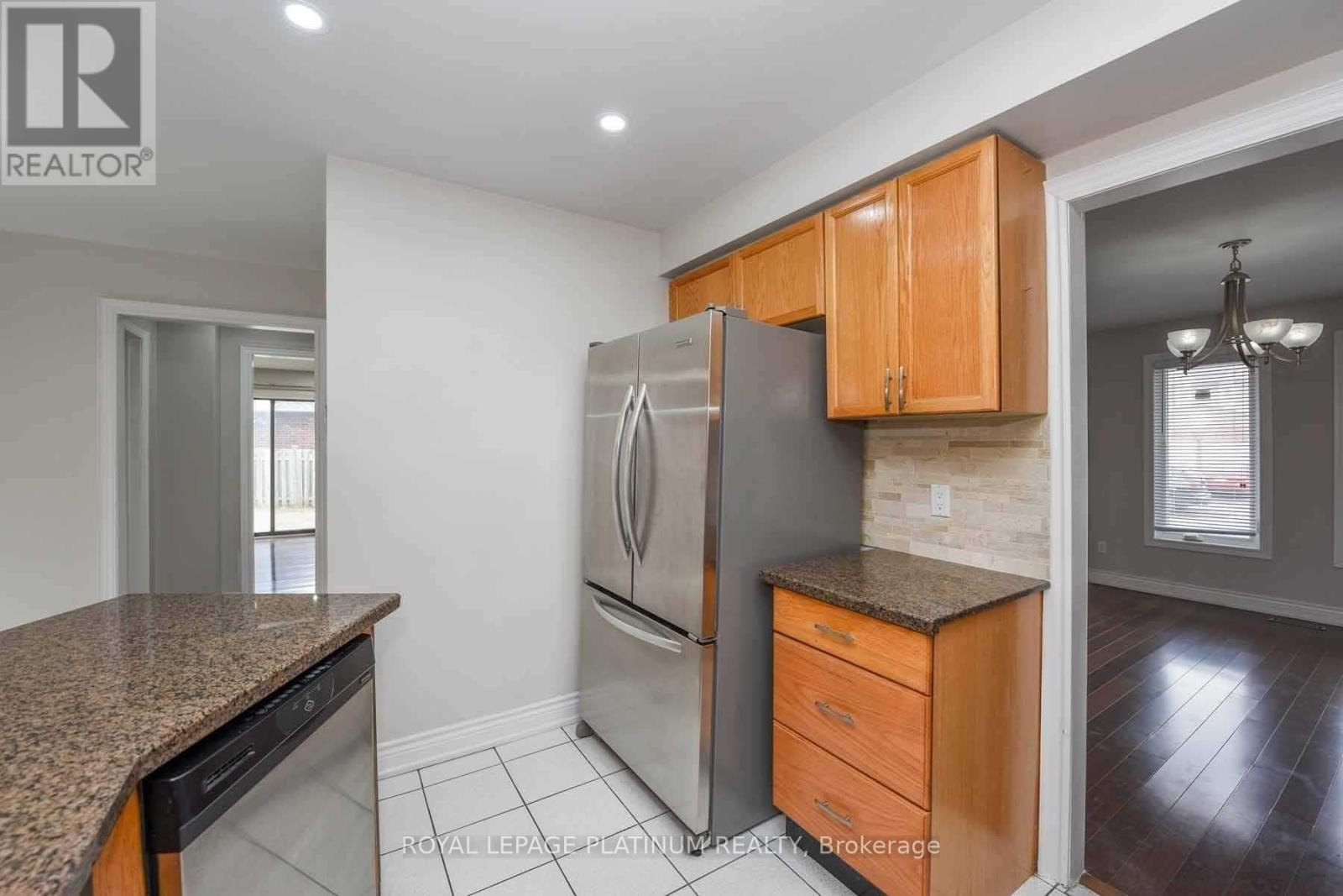 63 Lord Simcoe Drive, Brampton, ON - Indoor Photo Showing Kitchen