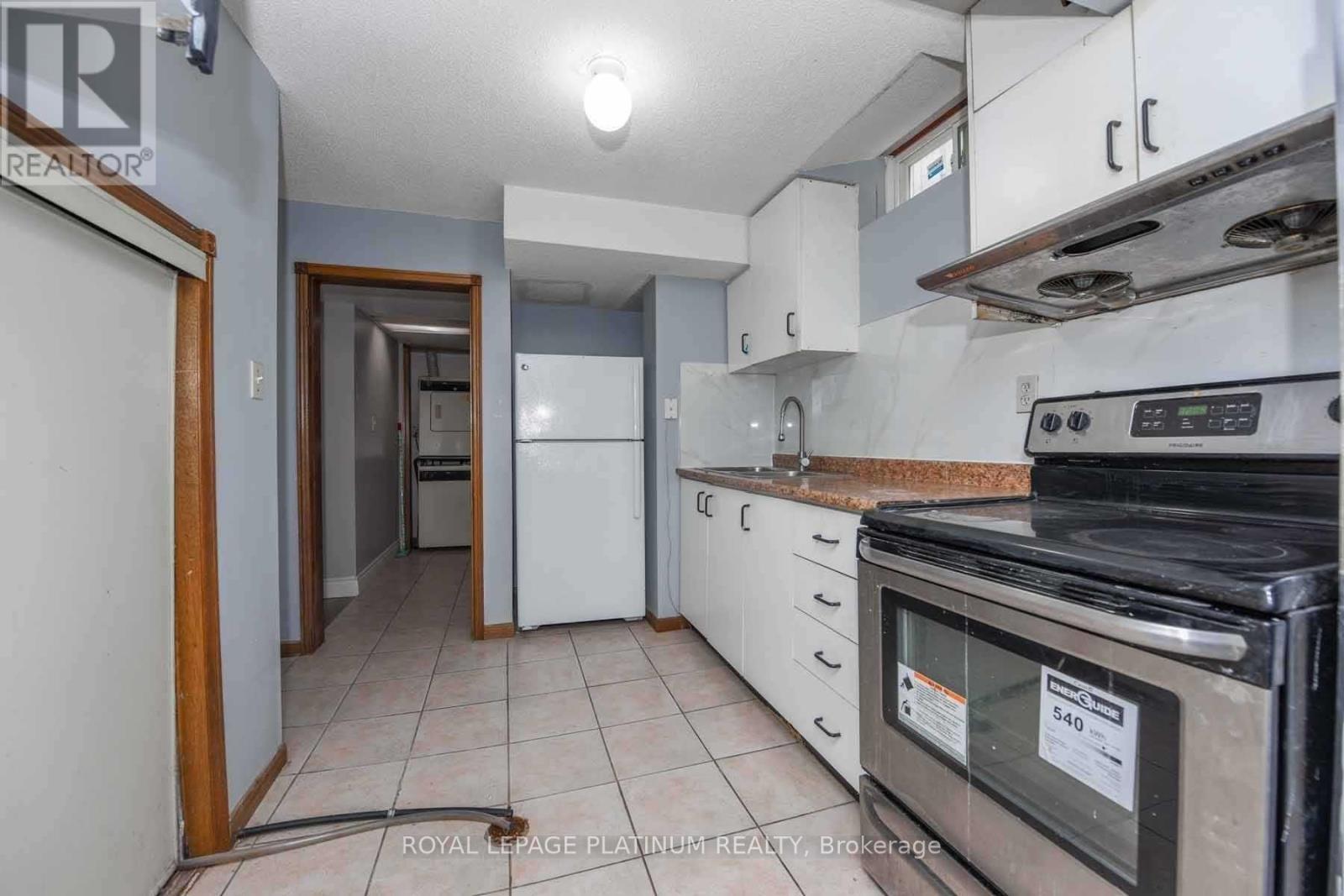 63 Lord Simcoe Drive, Brampton, ON - Indoor Photo Showing Kitchen