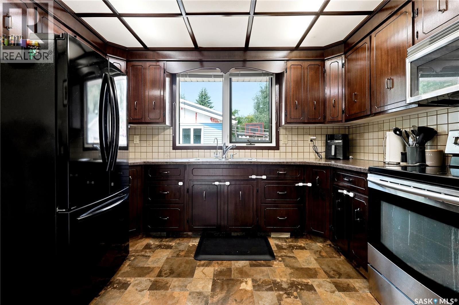 144 Orchard Crescent, Regina, SK - Indoor Photo Showing Kitchen