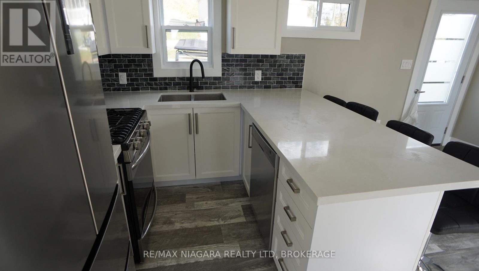 14 Sunset, Port Colborne (Sherkston), ON - Indoor Photo Showing Kitchen
