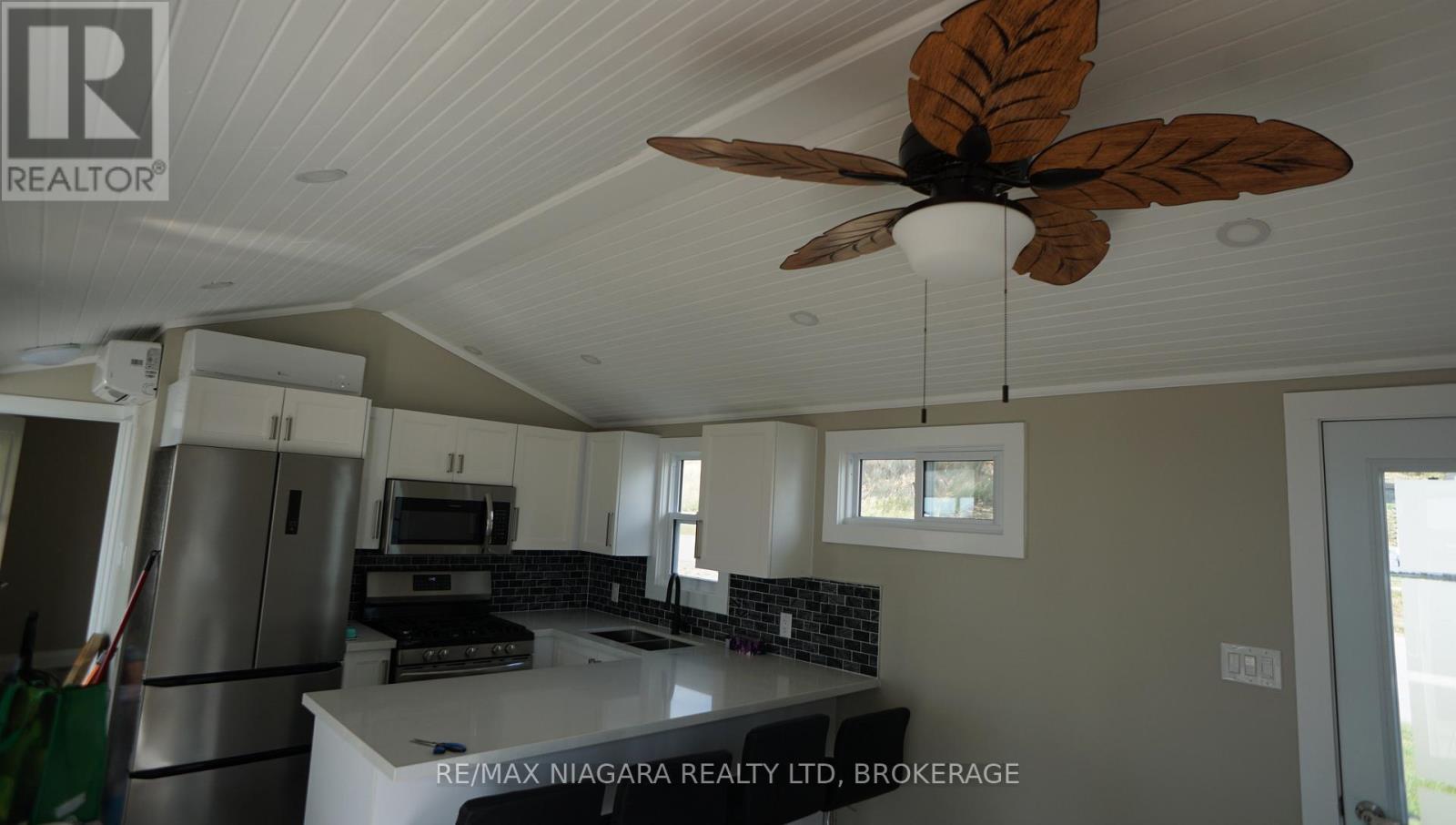 14 Sunset, Port Colborne (Sherkston), ON - Indoor Photo Showing Kitchen