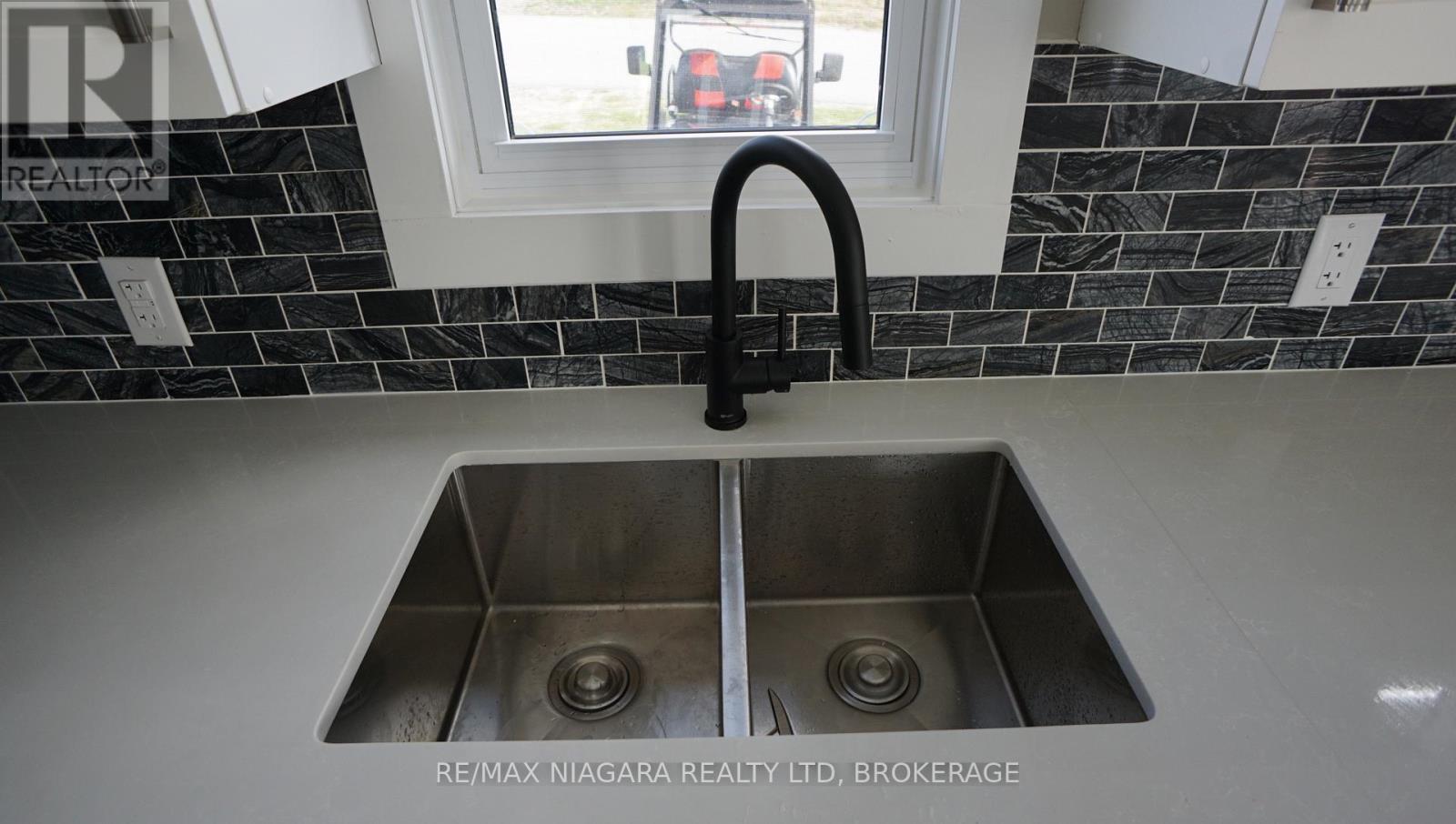 14 Sunset, Port Colborne (Sherkston), ON - Indoor Photo Showing Other Room
