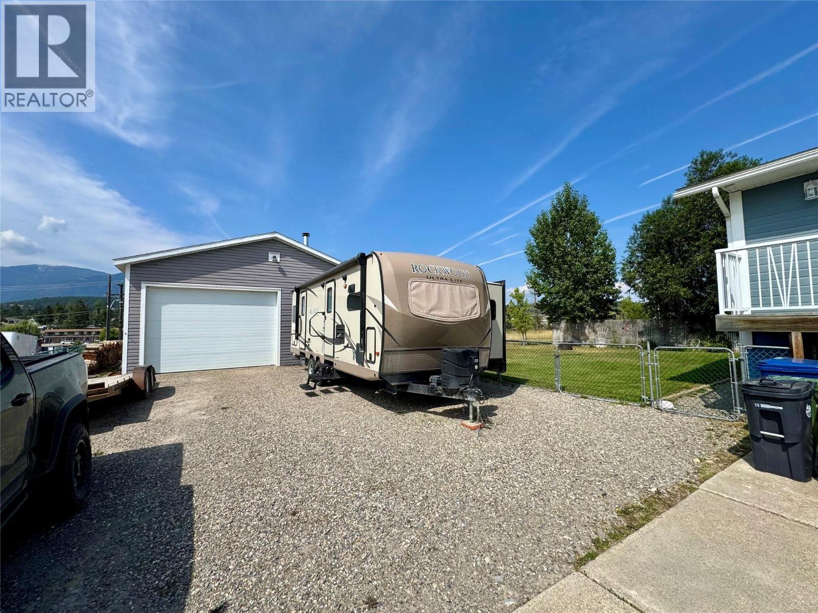 910 5Th Ave Avenue, Invermere, BC - Outdoor With Exterior