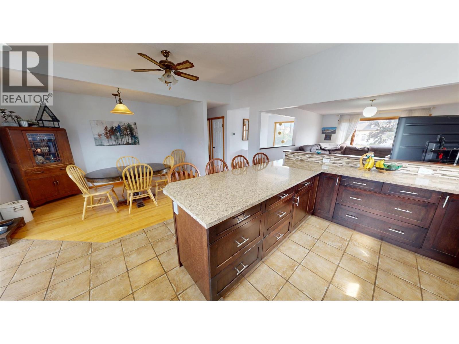 910 5Th Ave Avenue, Invermere, BC - Indoor