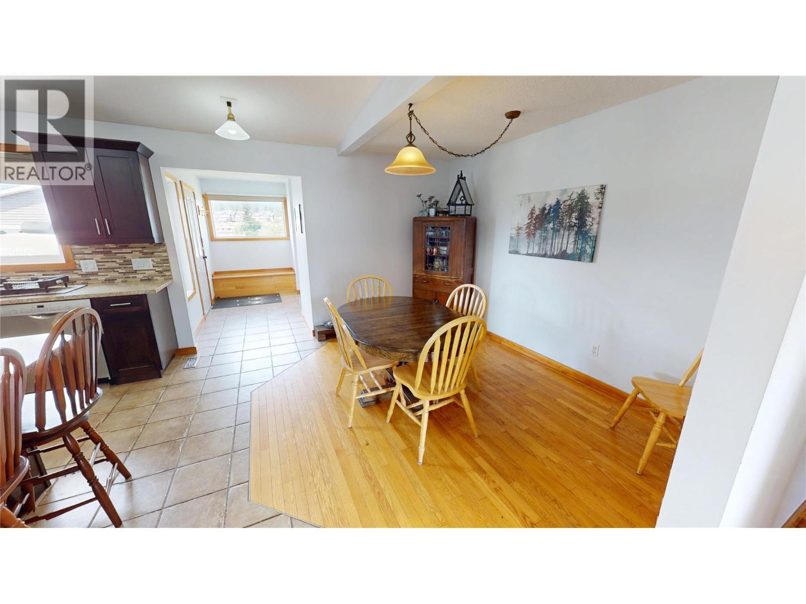 910 5Th Ave Avenue, Invermere, BC - Indoor Photo Showing Dining Room