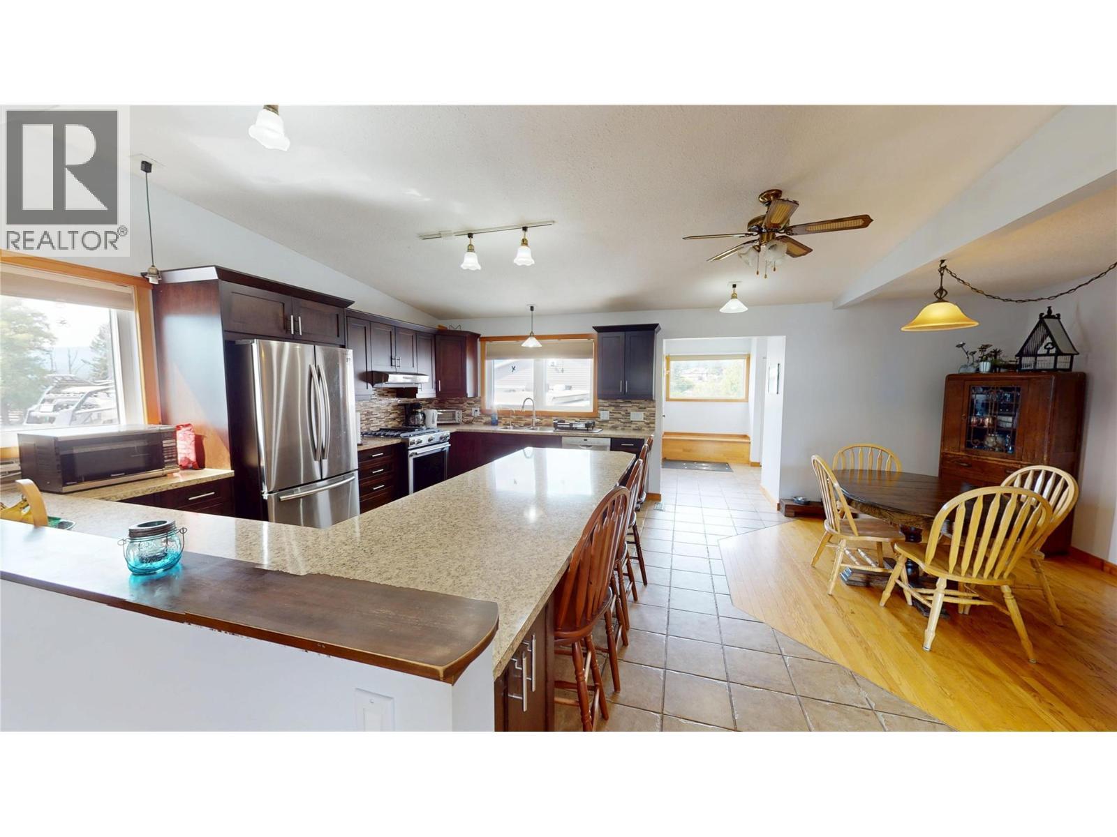 910 5Th Ave Avenue, Invermere, BC - Indoor