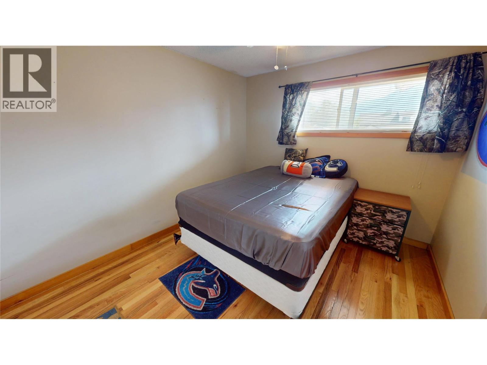 910 5Th Ave Avenue, Invermere, BC - Indoor Photo Showing Bedroom