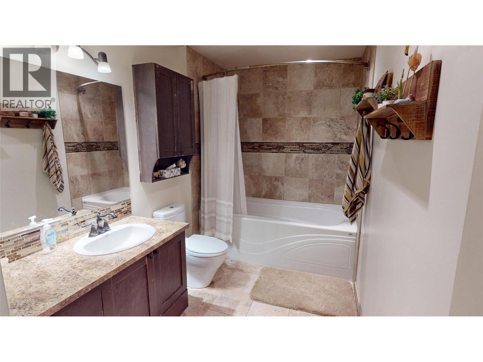 910 5Th Ave Avenue, Invermere, BC - Indoor Photo Showing Bathroom