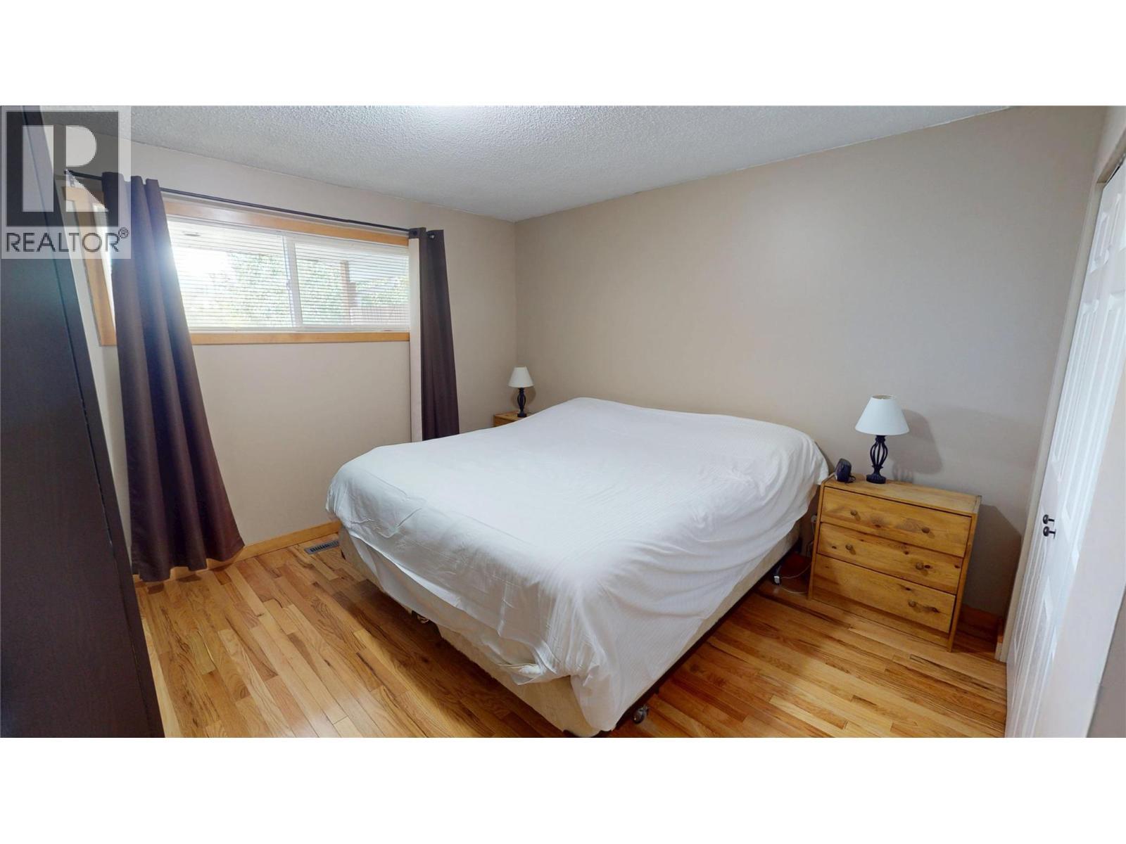 910 5Th Ave Avenue, Invermere, BC - Indoor Photo Showing Bedroom