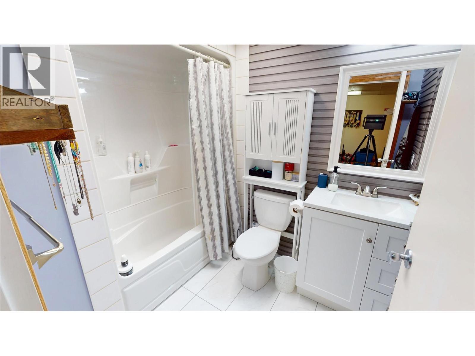 910 5Th Ave Avenue, Invermere, BC - Indoor Photo Showing Bathroom
