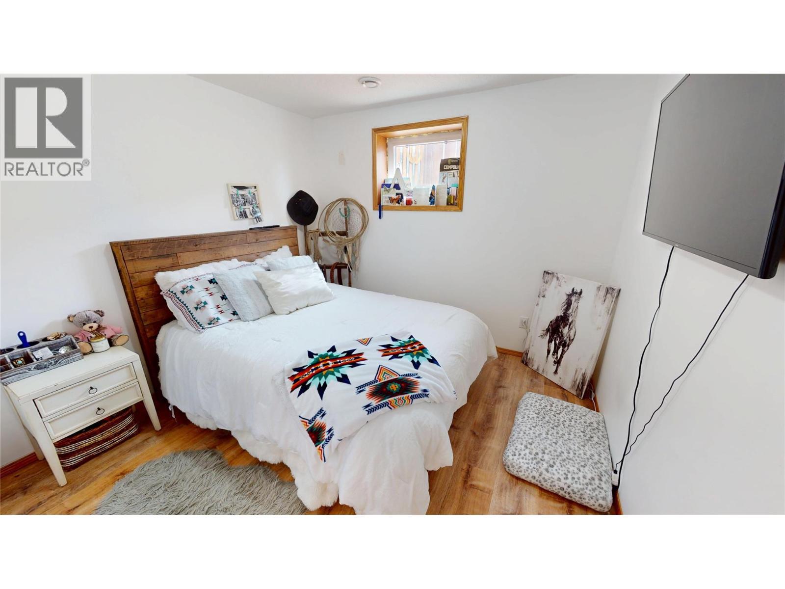 910 5Th Ave Avenue, Invermere, BC - Indoor Photo Showing Bedroom