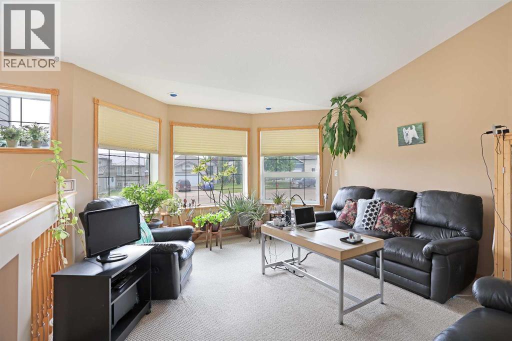 372 Lake Stafford Drive E, Brooks, AB - Indoor Photo Showing Living Room