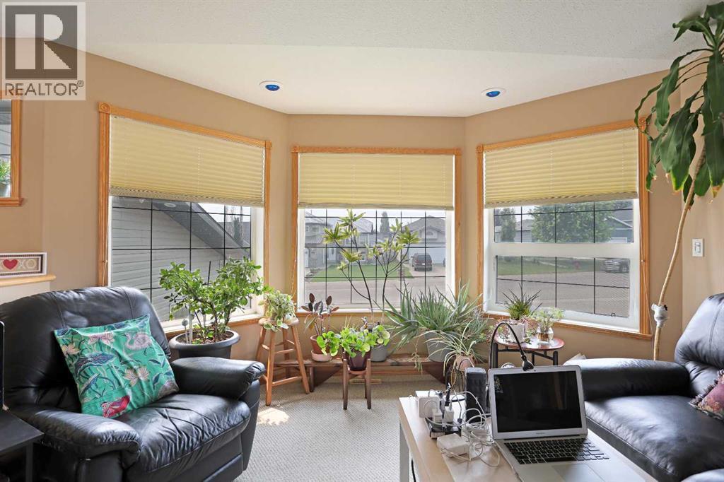 372 Lake Stafford Drive E, Brooks, AB - Indoor Photo Showing Living Room