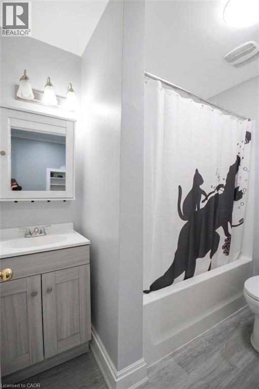 Bathroom - 189 Prospect Street S, Hamilton, ON - Indoor Photo Showing Bathroom
