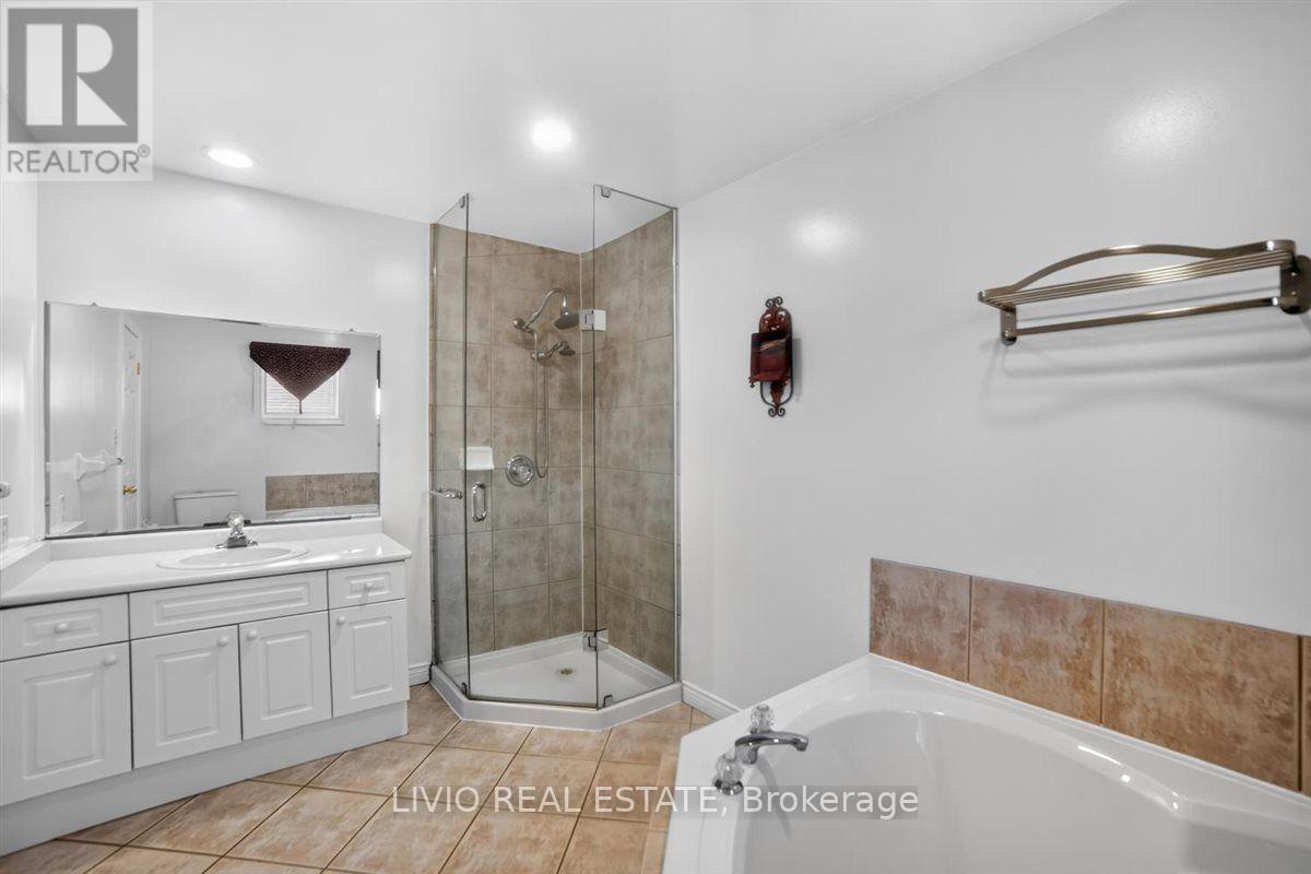 19 Konstantine Court, Hamilton, ON - Indoor Photo Showing Bathroom