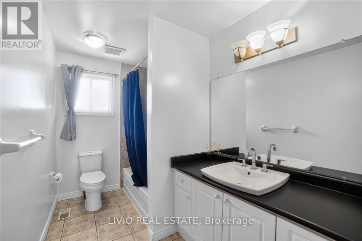 19 Konstantine Court, Hamilton, ON - Indoor Photo Showing Bathroom