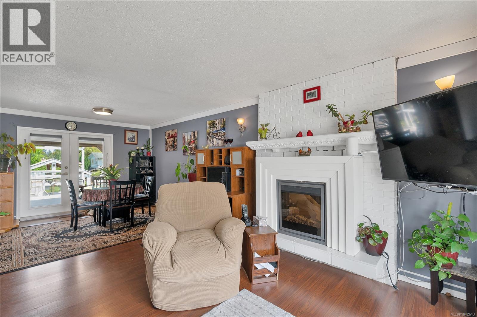 2605 Soderholm Rd, Campbell River, BC - Indoor Photo Showing Living Room With Fireplace