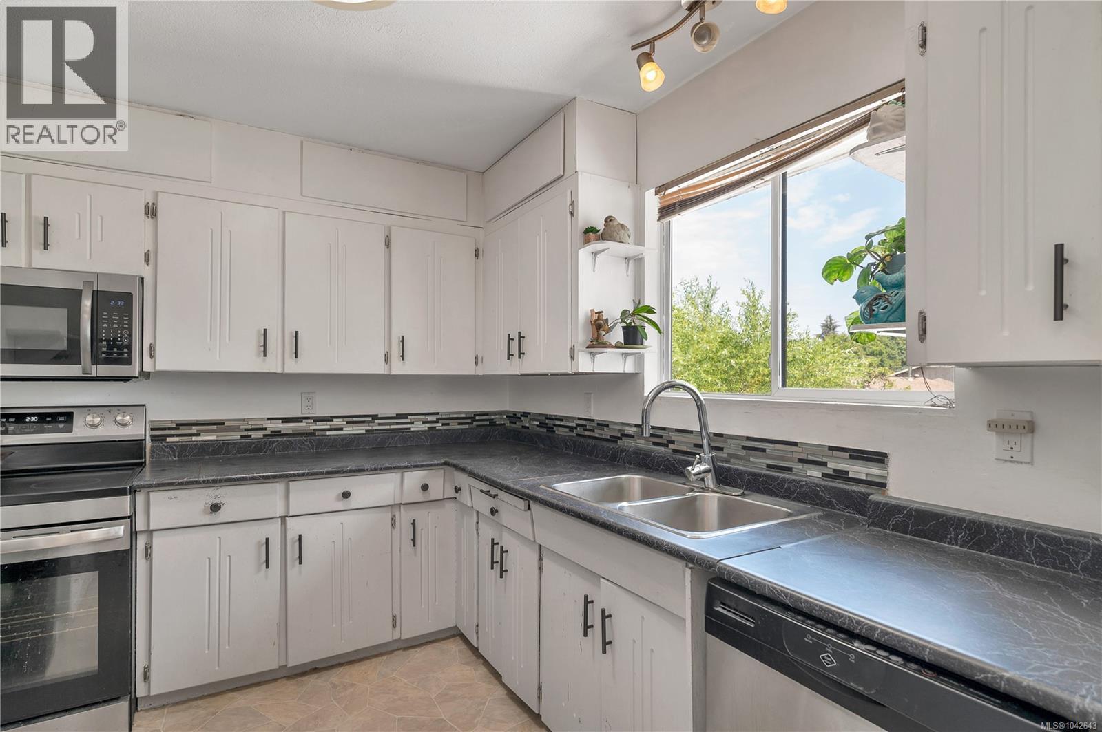 2605 Soderholm Rd, Campbell River, BC - Indoor Photo Showing Kitchen With Double Sink