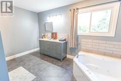 large upper bathroom - 