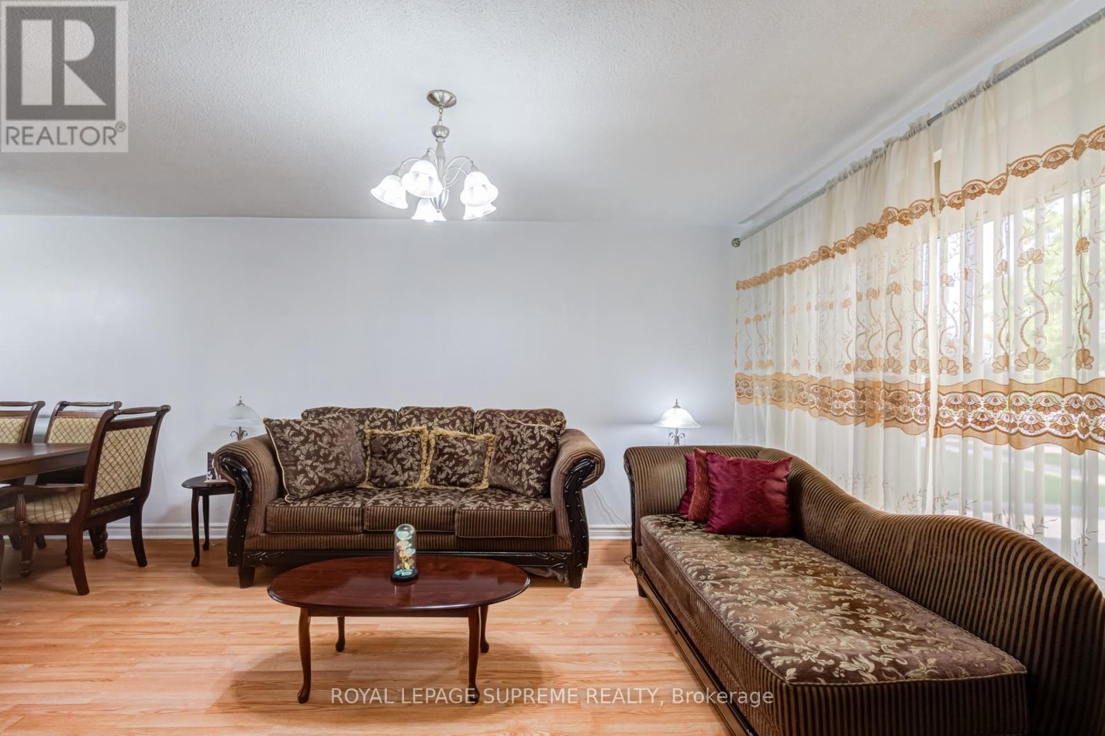 7236 Meyer Drive, Mississauga, ON - Indoor Photo Showing Living Room