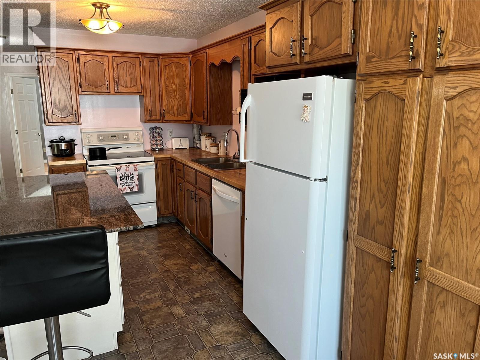 214 Westview Drive, Coronach, SK - Indoor Photo Showing Kitchen
