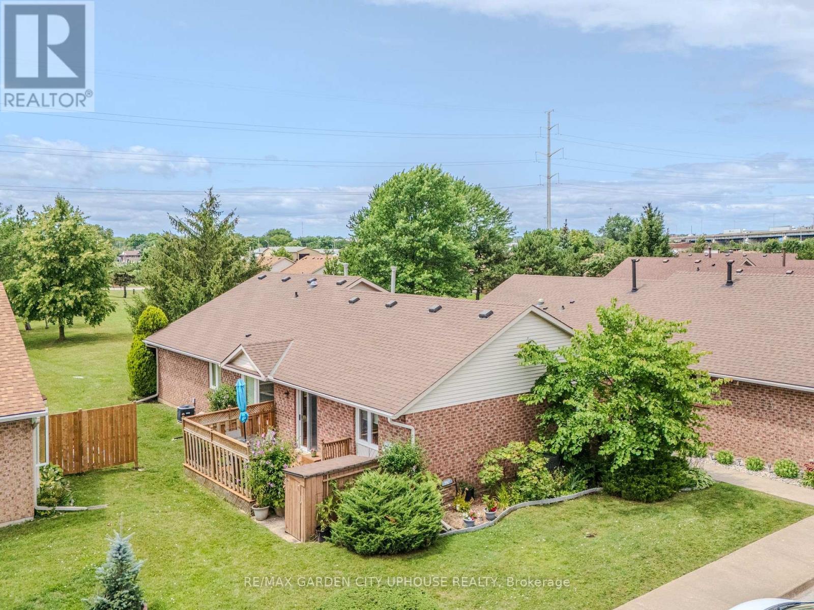 End Unit with back access to your parking spot - 103 - 122 Bunting Road, St. Catharines (E. Chester), ON - Outdoor