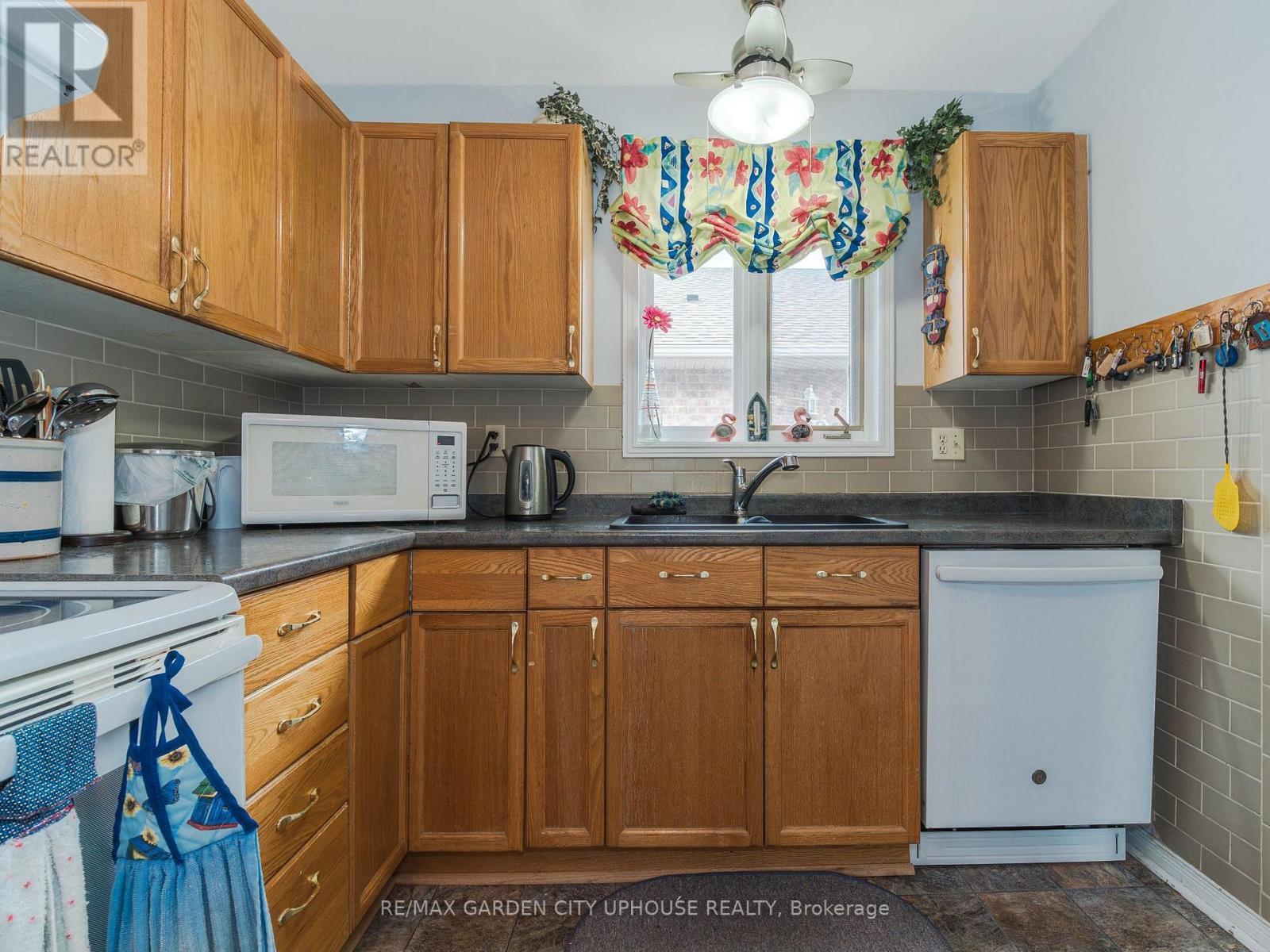103 - 122 Bunting Road, St. Catharines (E. Chester), ON - Indoor Photo Showing Kitchen With Double Sink