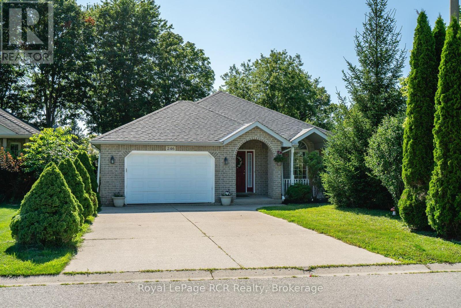 beautiful bungalow on great street in Hanover - 246 16Th Avenue Crescent, Hanover, ON - Outdoor