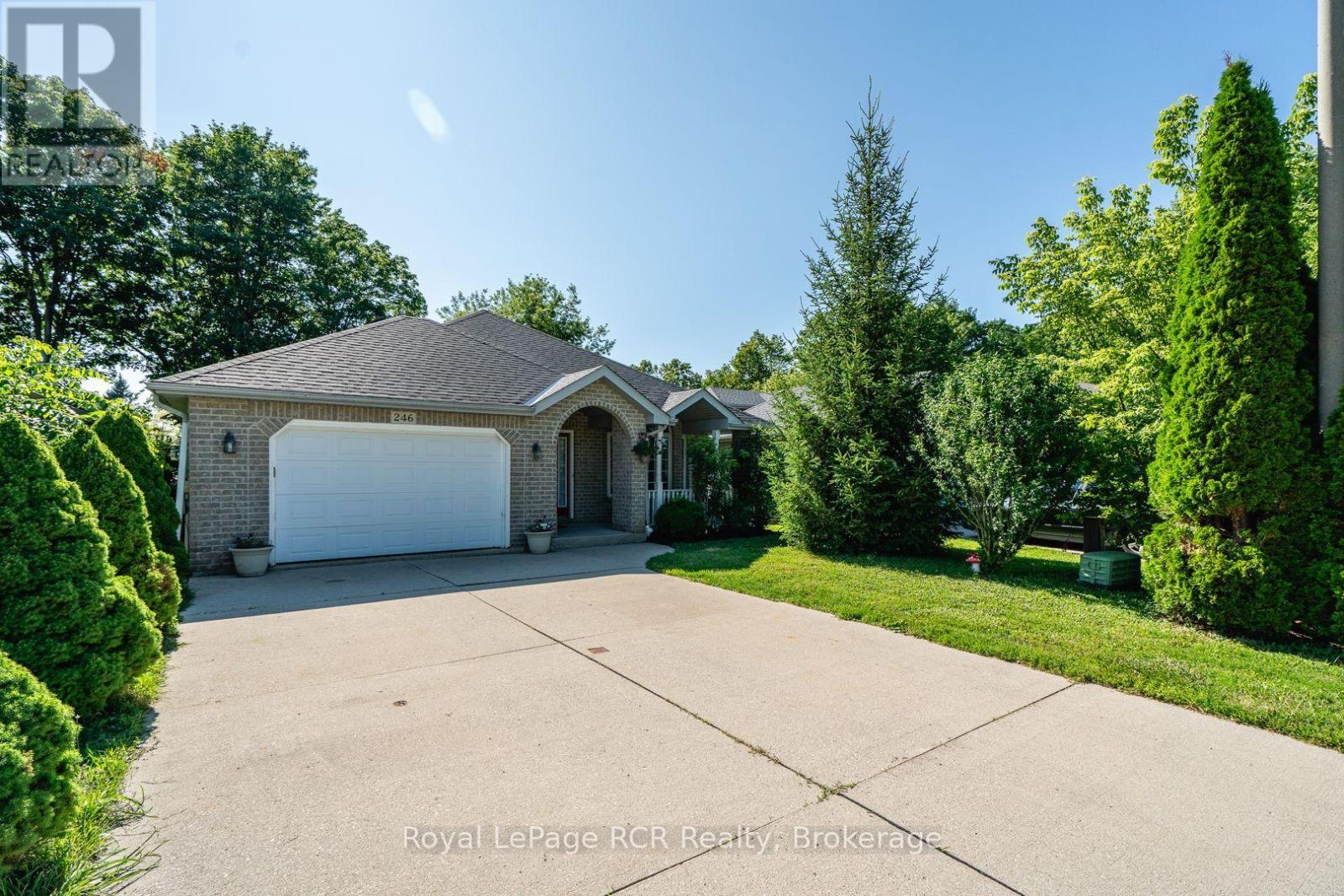 spacious garage with interiro ramp - 246 16Th Avenue Crescent, Hanover, ON - Outdoor
