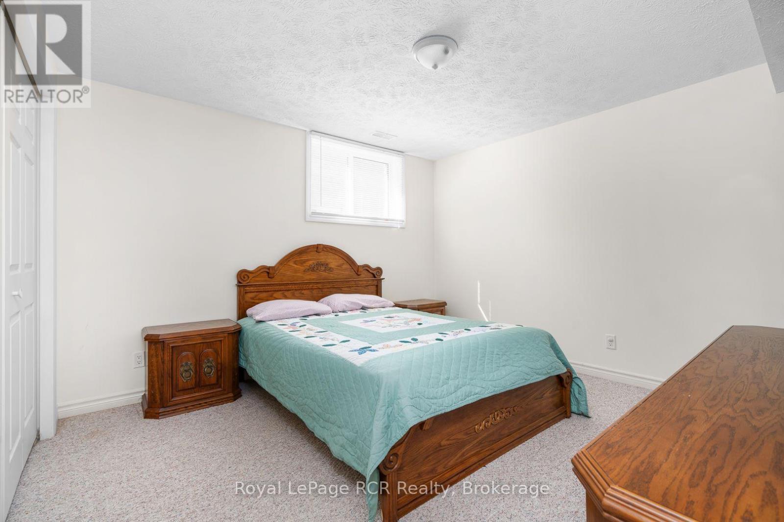 3rd bedroom on lower level - 246 16Th Avenue Crescent, Hanover, ON - Indoor Photo Showing Bedroom