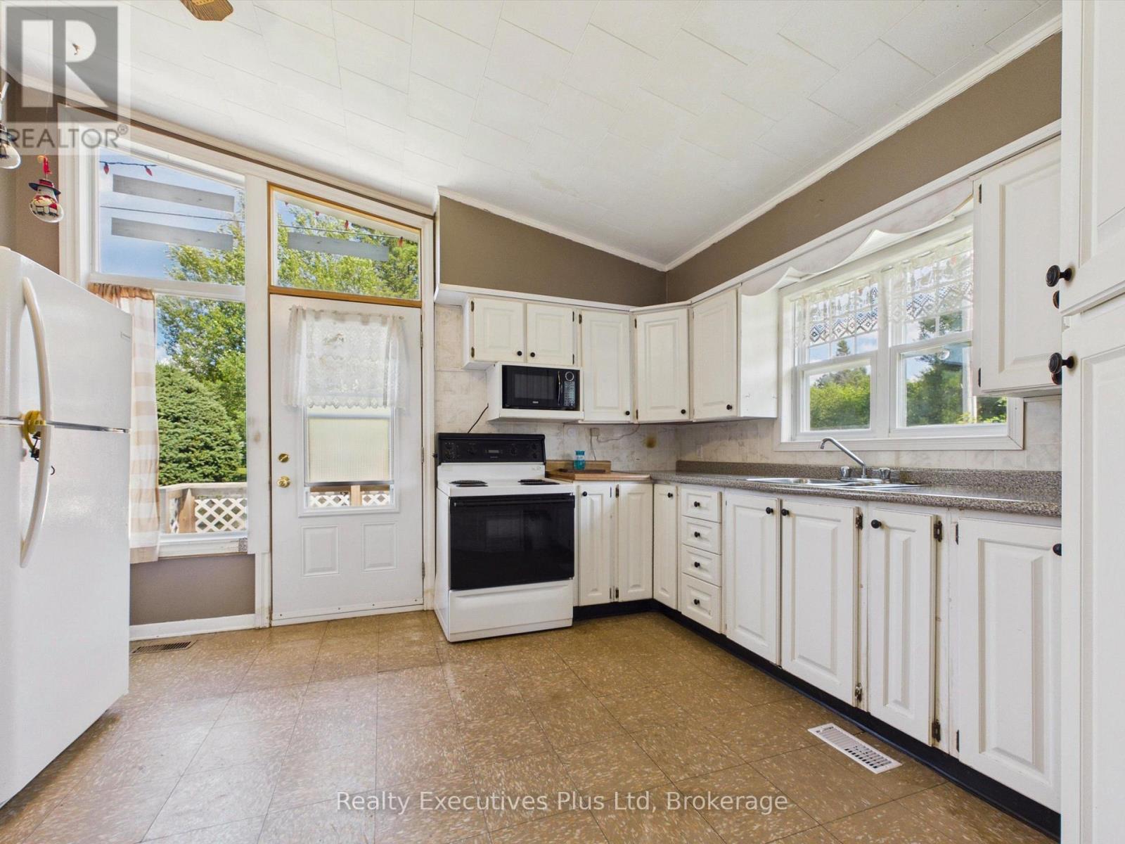 106 Cheryl Crescent, Strong, ON - Indoor Photo Showing Kitchen