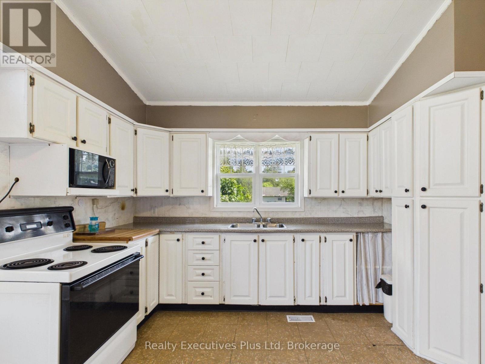 106 Cheryl Crescent, Strong, ON - Indoor Photo Showing Kitchen With Double Sink