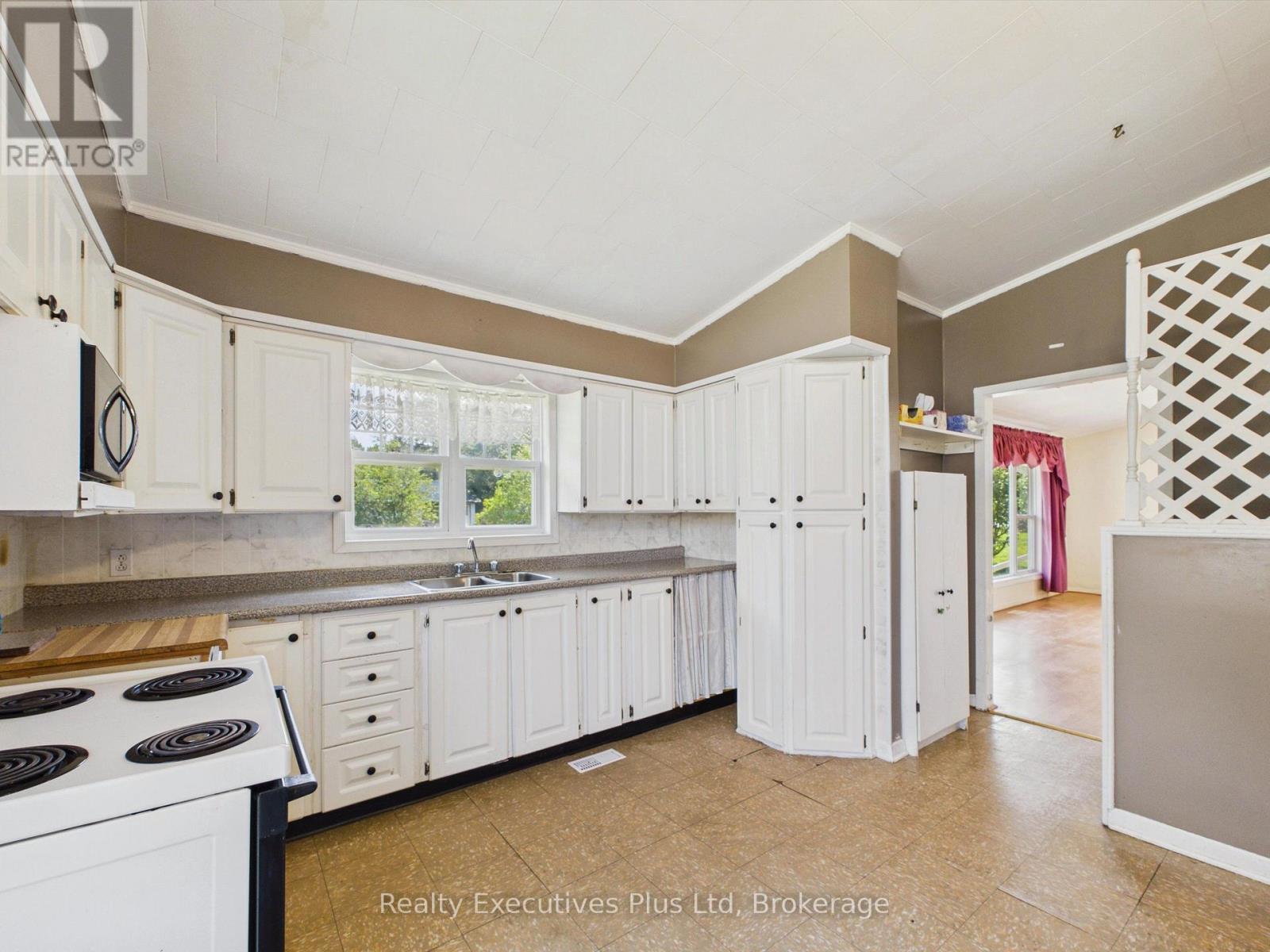 106 Cheryl Crescent, Strong, ON - Indoor Photo Showing Kitchen With Double Sink
