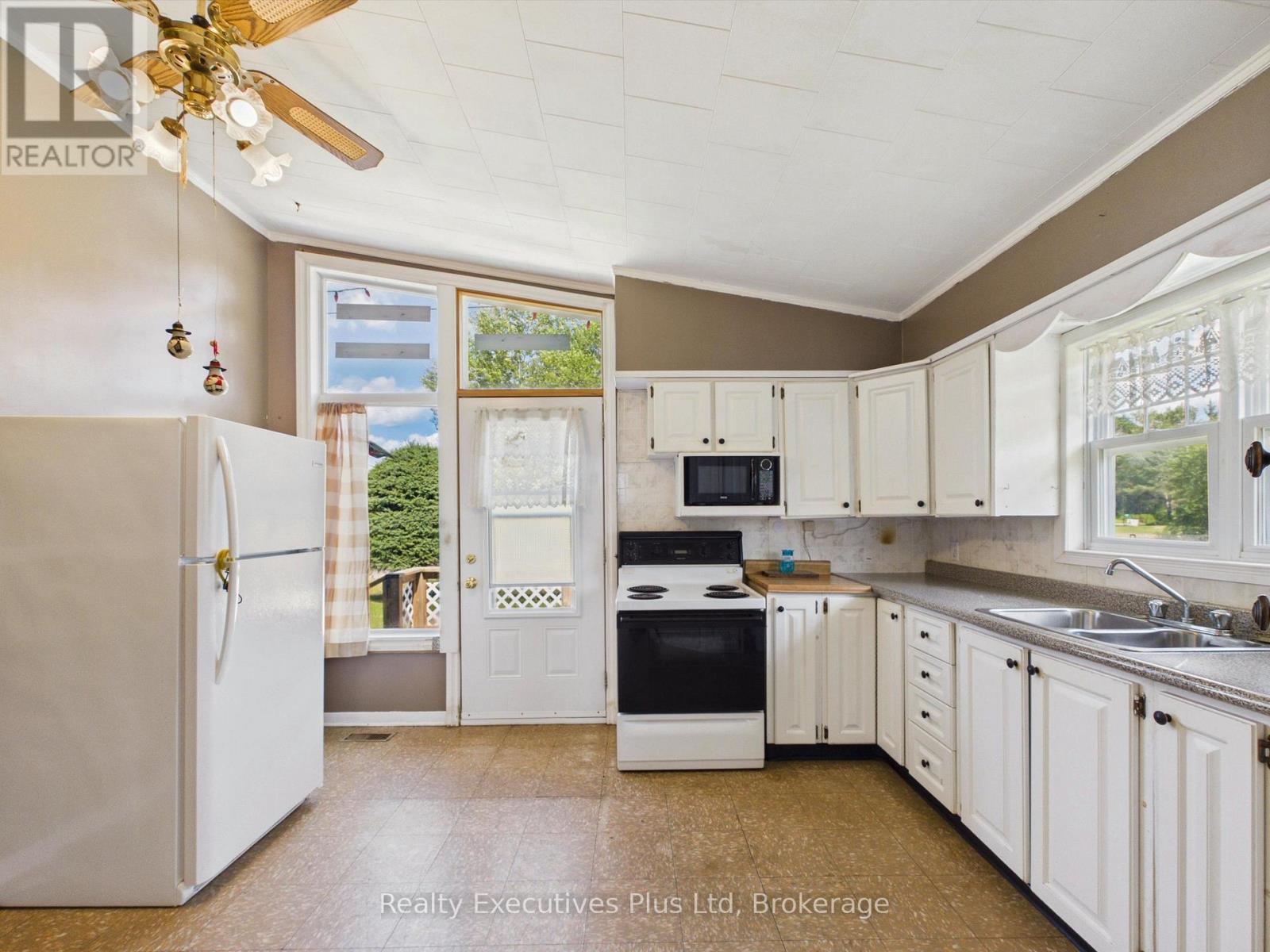 106 Cheryl Crescent, Strong, ON - Indoor Photo Showing Kitchen With Double Sink