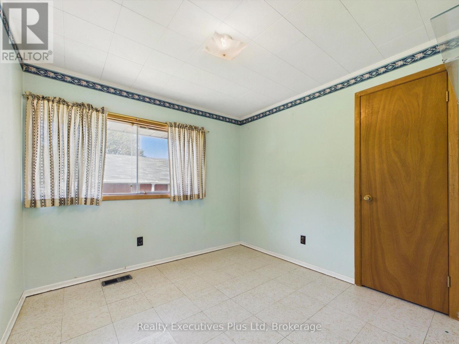 106 Cheryl Crescent, Strong, ON - Indoor Photo Showing Other Room