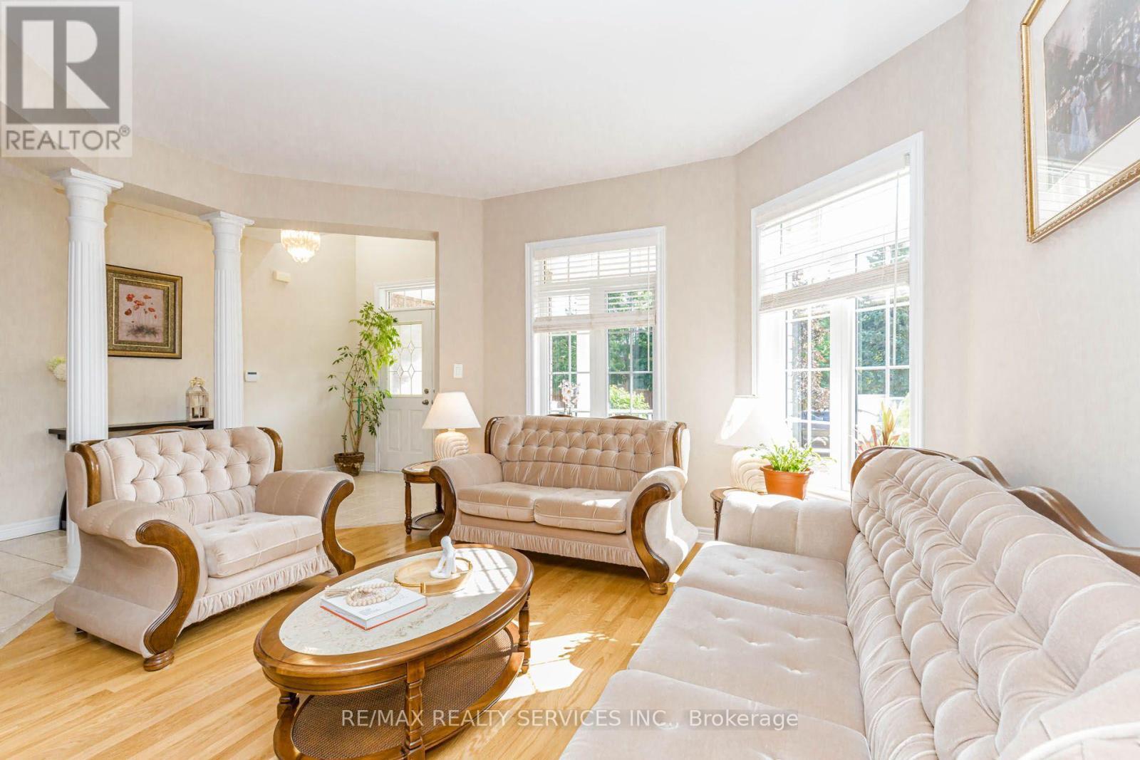 128 Valleywood Boulevard, Caledon, ON - Indoor Photo Showing Living Room